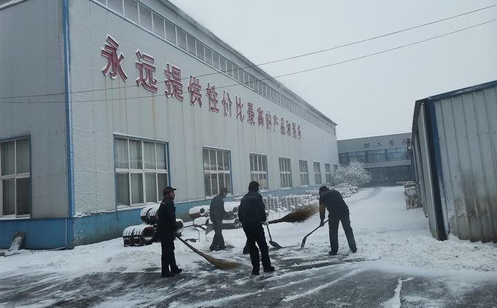 寒風(fēng)中，雪地里，他們的身影多么美麗.jpg