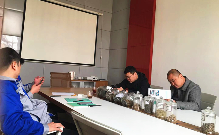 銷售經(jīng)理為客戶詳細介紹木屑制粒機的制粒原理、顆粒的銷路、顆粒的優(yōu)缺點等.jpg