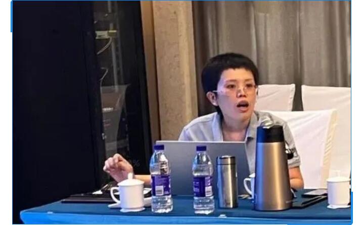 會議開始，辦公室主任李昌鳳公布銷售數(shù)據(jù)。在疫情形勢相當(dāng)嚴(yán)峻的情況下，十一的銷售額對比去年同期仍有很大的進(jìn)步。李主任表示疫情，既是考驗(yàn)，也是危機(jī)，各部門需要通力配合，團(tuán)隊(duì)協(xié)作，為完成今年既定銷售額而竭盡全力。.jpg