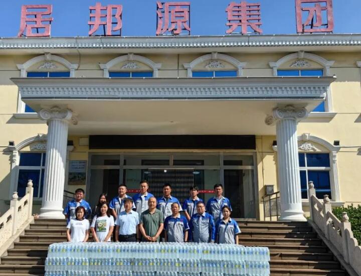 章丘區(qū)東部片區(qū)辦公室工作人員將關(guān)懷物品送到在一線作業(yè)的車間工人手中，并詳細(xì)了解他們的生產(chǎn)生活情況，向他們講解安全生產(chǎn)等職業(yè)衛(wèi)生知識(shí)，引導(dǎo)員工提高安全意識(shí)和自我保護(hù)能力，將黨和政府的溫暖和祝福送到廣大員工心坎上。.jpg