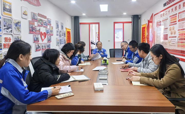 今后，要通過(guò)搭建“工事共辦”議事廳，把工作落實(shí)做細(xì)，讓一線職工說(shuō)出所思所想、所需所盼，進(jìn)而采取更接地氣、更加務(wù)實(shí)的舉措，解決好職工群眾急難愁盼問(wèn)題，不斷增強(qiáng)職工的獲得感、幸福感和安全感.jpg