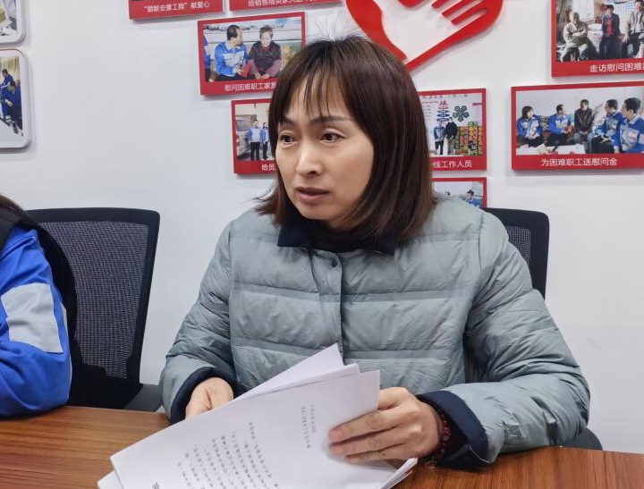 “我們不僅可以解決職工文體活動(dòng)問(wèn)題，同時(shí)根據(jù)職工生活工作各方面的的合理需求，線上線下工會(huì)收集，發(fā)揮黨工團(tuán)合力，一件一件地推動(dòng)辦理、一項(xiàng)一項(xiàng)地協(xié)調(diào)解決?！奔瘓F(tuán)工會(huì)副主席、工事共辦副組長(zhǎng)雷廣妮說(shuō)道。.jpg
