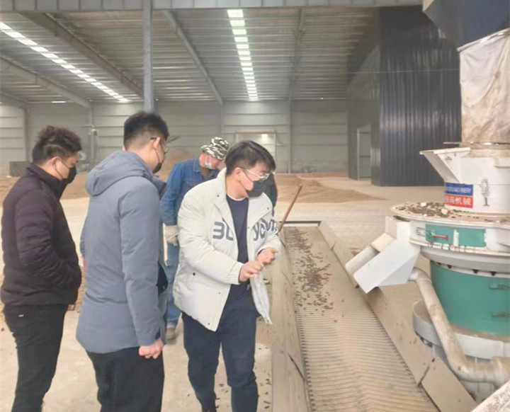 在顆粒機(jī)生產(chǎn)線制粒現(xiàn)場，回訪團(tuán)隊與客戶實地查看設(shè)備運(yùn)行情況，對運(yùn)行中出現(xiàn)過的一些情況進(jìn)行現(xiàn)場答疑和討論交流。最后，客戶對本次回訪工作給予肯定，雙方希望后續(xù)能有更多面對面交流的機(jī)會。.jpg