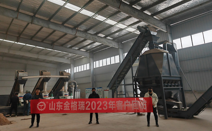 在顆粒機(jī)生產(chǎn)線制粒現(xiàn)場，回訪團(tuán)隊與客戶實地查看設(shè)備運(yùn)行情況，對運(yùn)行中出現(xiàn)過的一些情況進(jìn)行現(xiàn)場答疑和討論交流。最后，客戶對本次回訪工作給予肯定，雙方希望后續(xù)能有更多面對面交流的機(jī)會。.jpg